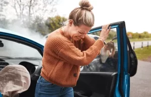 Mujer con dolor en el cuello