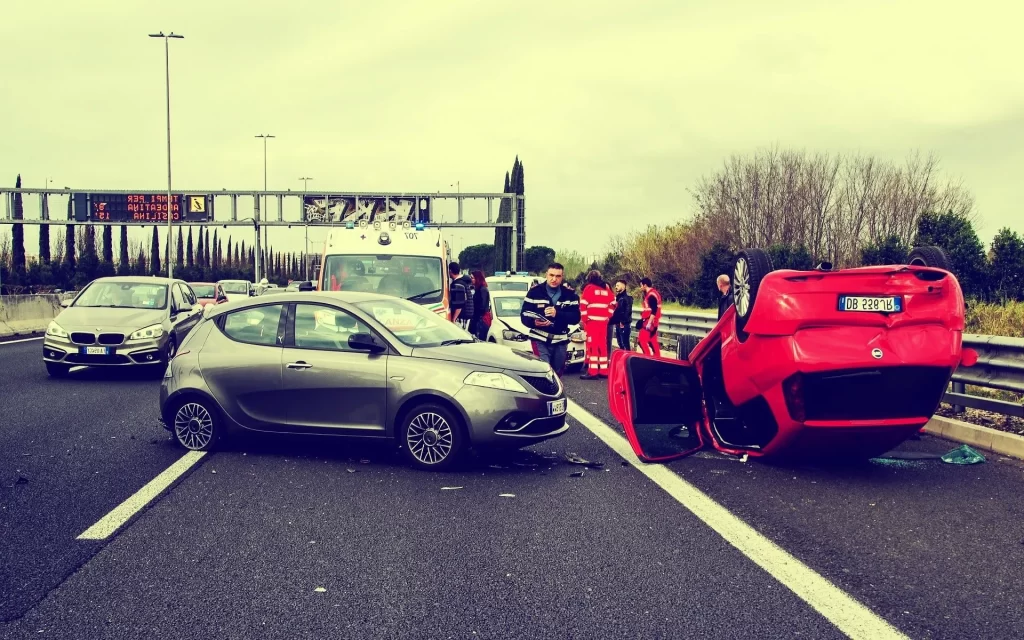 Accidente coche rojo volcado