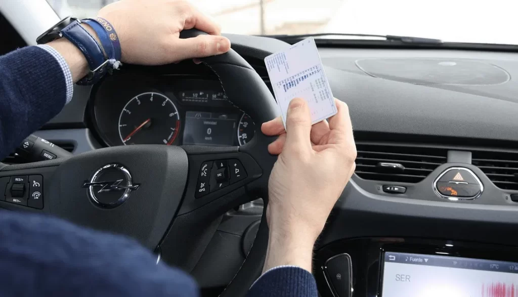 Conductor con mano al volante