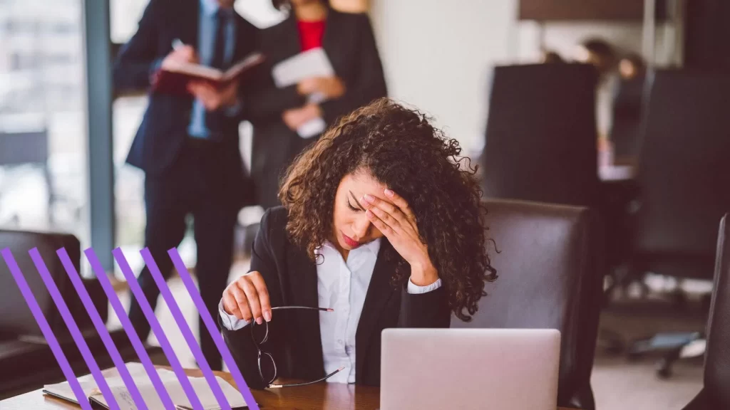 Mujer oficina preocupada
