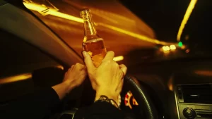 Conductor Tomando Alcohol conduciendo