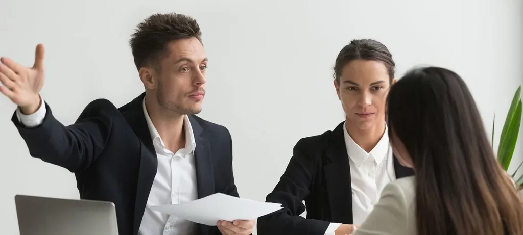 Abogados teniendo conversación con cliente