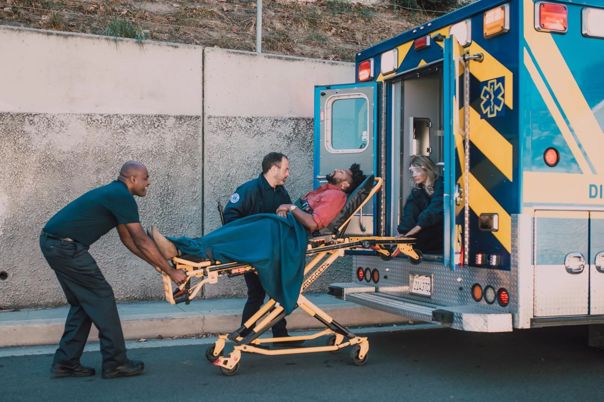 indemnización por accidente trafico Hombre accidentado transportado en ambulancia