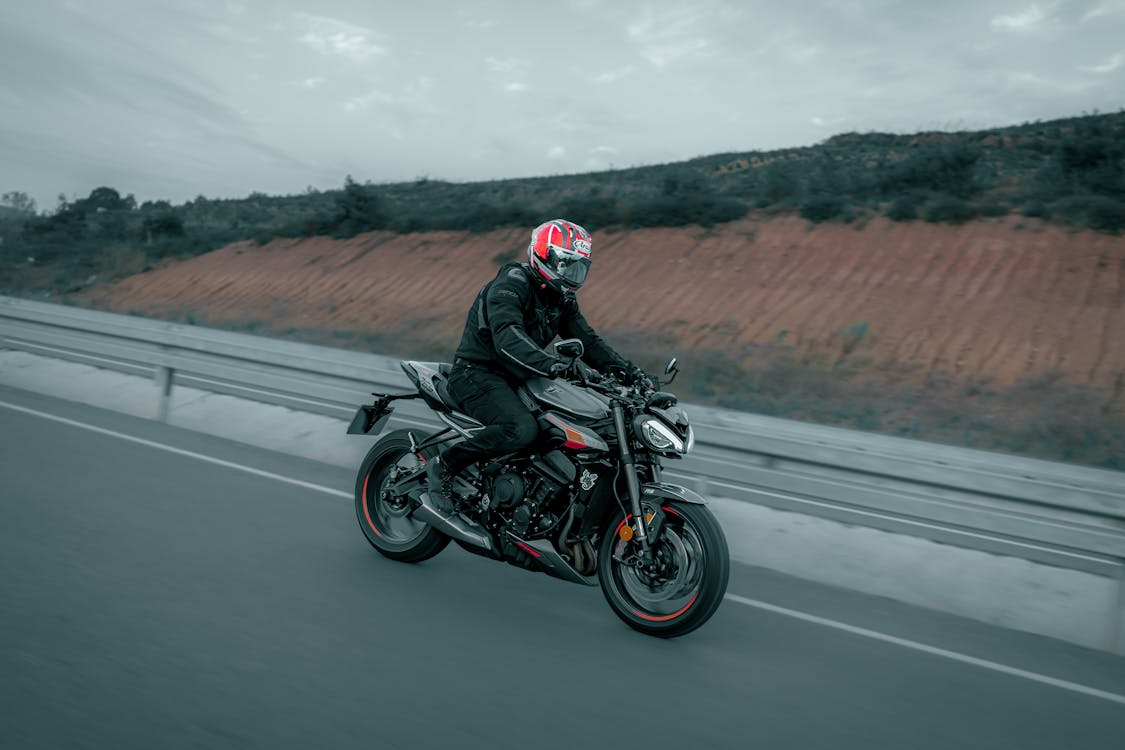 Foto de cnrdmroglu en Pexels - Motorista circulando por carretera