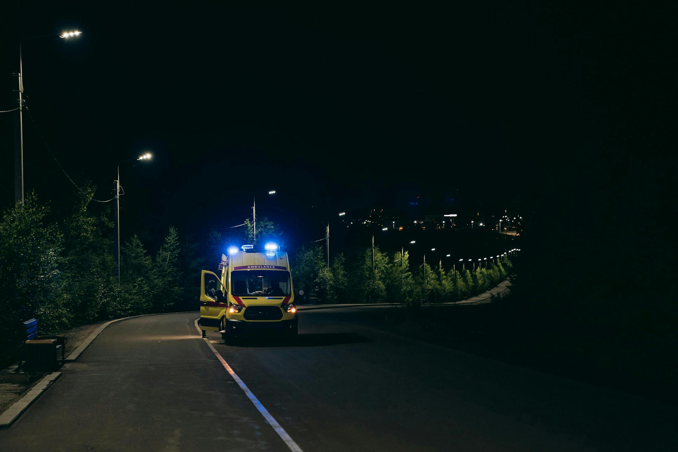 Foto de Mikhail Nilov en Pexels - Ambulancia con luces de emergencia en carretera de noche