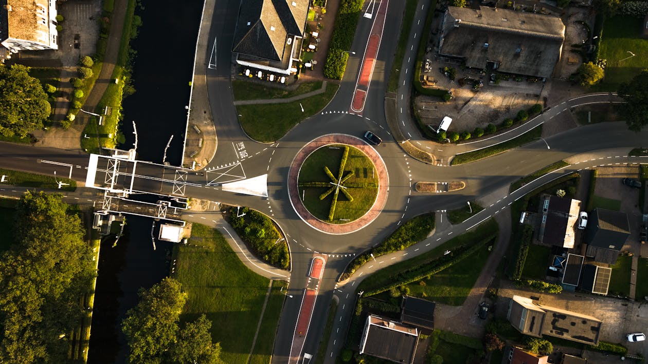 Foto de Matthias Groeneveld en Pexels - Vista aérea de rotonda urbana con tráfico de vehículos