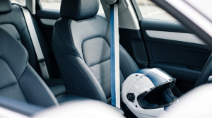 Cinturón de seguridad y casco de moto: reducción de la indemnización por no llevar cinturón